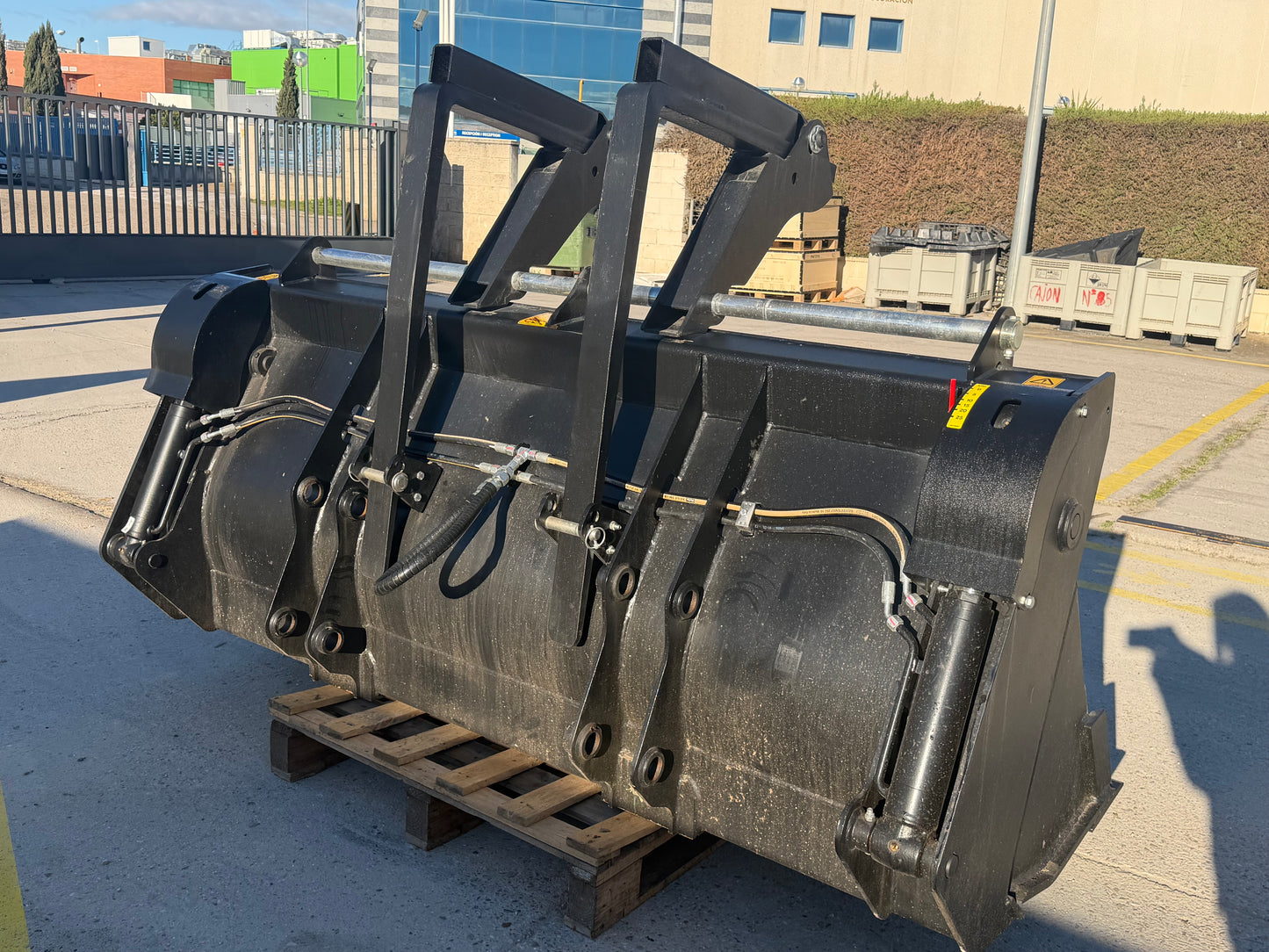 Cuchara 6 en 1 con horquillas y enganche directo 128/C1009