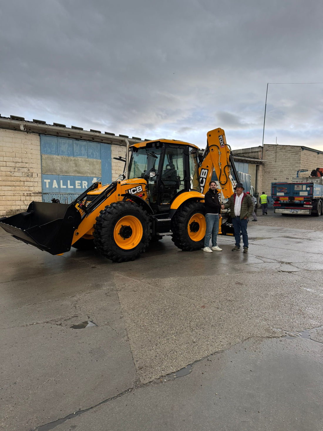 WALKIA Entrega en Segovia la Primera JCB 4CX con Sistema Dualdrive en España
