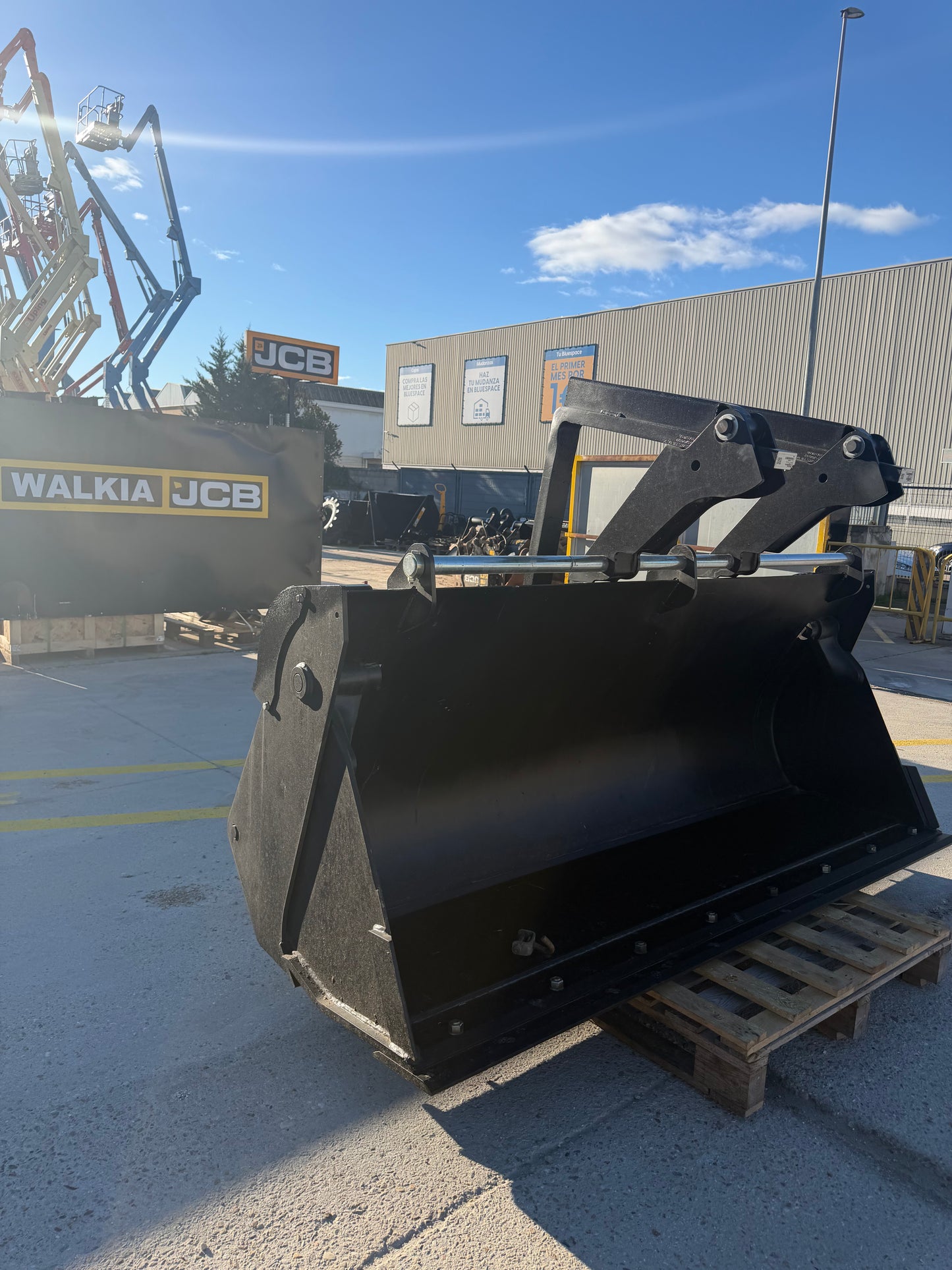 Cuchara 6 en 1 con horquillas y enganche directo 128/C1009